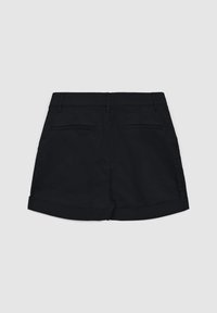 Shorts neri in cotone con orlo arrotolato, due tasche posteriori e una texture liscia. Progettati con una silhouette sartoriale.