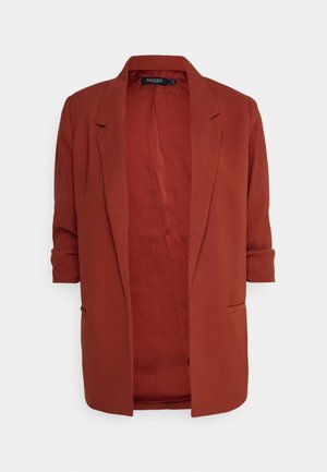 Rustfarvet blazer med opkørte ærmer, hakkrave og åben front, vist på en ensartet lys baggrund.