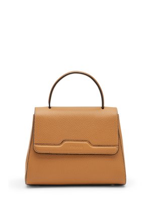 Sac à main en cuir marron clair avec une forme trapézoïdale structurée, une poignée supérieure et une fermeture à rabat avant avec un logo discrètement embossé.