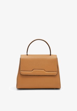 Torba na ramię w kolorze koniakowym o trapezoidalnym, usztywnionym kształcie, z górnym uchwytem i przednią klapą z delikatnym tłoczonym logo.