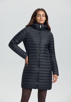 Zwarte pufferjas met een rits aan de voorkant, hoge kraag en horizontale stiksels. Beschikt over twee zijzakken en een elegant, gestroomlijnd ontwerp.
