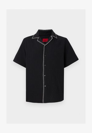 Μαύρο κοντομάνικο πουκάμισο με κουμπιά και λευκές ραφές κατά μήκος του γιακά και της γραμμής των κουμπιών, με κόκκινη εσωτερική ετικέτα με την ένδειξη "HUGO."