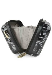 Funda negra con cremallera que presenta un patrón geométrico blanco, exterior suave y brillante, y un interior de tela con ranuras para tarjetas. Detalles en dorado.