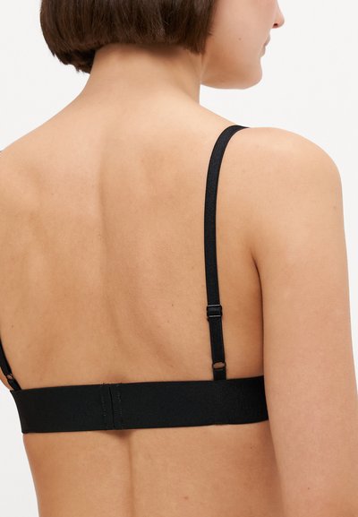 Reggiseno nero con spalline regolabili, texture liscia e design senza cuciture. Presenta una chiusura a gancio e occhiello sul retro.