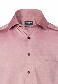 Rood gestippeld shirt met een moderne kraag, zwarte knopen en een borstzak. De stof heeft een gestructureerde weving. Merkenlabel zichtbaar binnen de kraag.