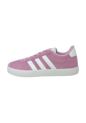 Zapatillas bajas de ante rosa con acentos en blanco y tres rayas, que presentan una puntera redonda, cierre con cordones y una suela plana de goma blanca.
