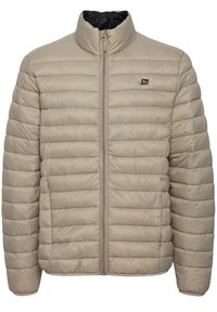 Chaqueta acolchada beige con cuello alto, cremallera de longitud completa y acolchado horizontal. Tejido ligero con una textura suave.
