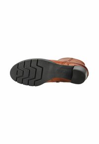 Semelle de botte en cuir marron avec un motif de semelle pour une meilleure traction, présentant un léger talon et un bord en caoutchouc noir lisse et durable.