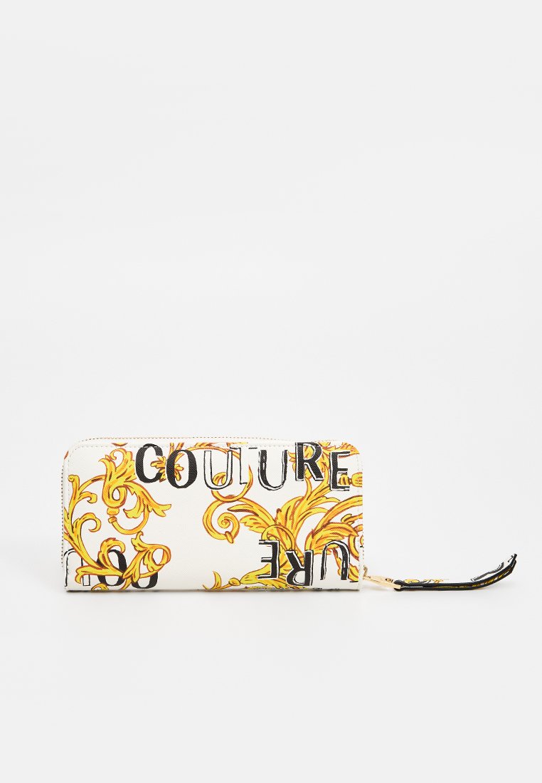 Cartera blanca con cremallera que presenta patrones barocos en dorado y texto negro que dice "COUTURE" en la parte frontal. Incluye una correa de muñeca y tiene una textura suave.