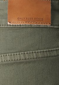 ONLY ONLBLUSH - Farmer rövidnadrágok - deep lichen green