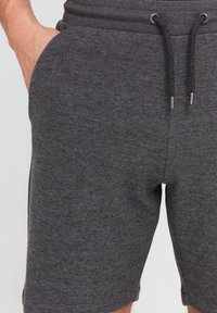 Grau Baumwollmischung Shorts mit elastischem Bund und Kordelzug, seitlichen Taschen und strukturierter Stoffoberfläche.