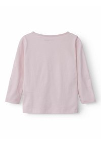 Haut rose clair à manches longues avec un col rond et un ourlet. Fabriqué en tissu doux. Ne présente aucun motif ni accent supplémentaire.