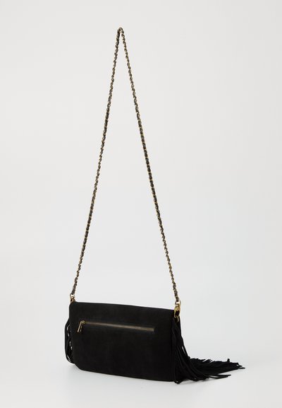Schwarze Wildleder-Crossbody-Tasche mit einem Reißverschlussfach und Fransenakzenten, ausgestattet mit einem geflochtenen goldenen Kettenriemen. Rechteckige Form mit glatter Textur.