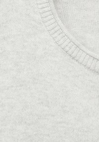 Țesătură de pulover tricotat gri deschis, cu guler rotund ribdat și textură netedă. Modelul este uniform, cu variații ușoare de culoare.