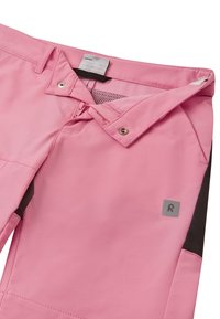 Pantalones rosas con cierre de cremallera y botón a presión, con forro de malla, acentos negros y un pequeño logo en el costado. Fabricados con una tela suave.