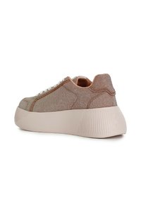 Sneaker rosa oro glitterato con tessuto testurizzato, lacci bianchi e una suola beige spessa con superficie decorata.