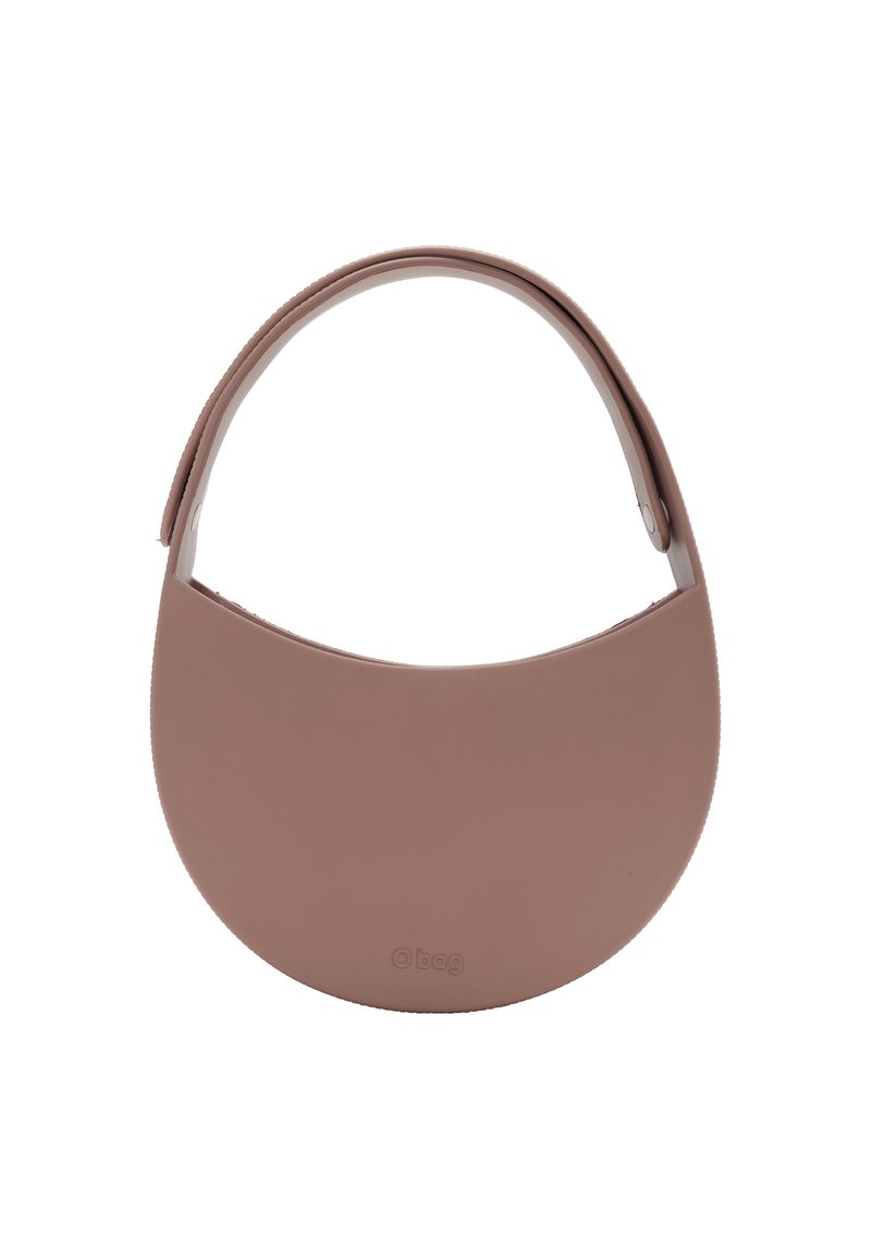 Rund, mjuk rosa syntetväska med ett böjt handtag och slät textur, som har en diskret logotyp längst ner. Inga synliga spännen.