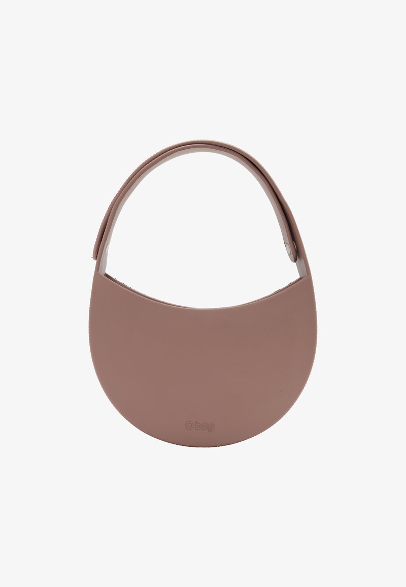 Rund, mjuk rosa syntetväska med ett böjt handtag och slät textur, som har en diskret logotyp längst ner. Inga synliga spännen.