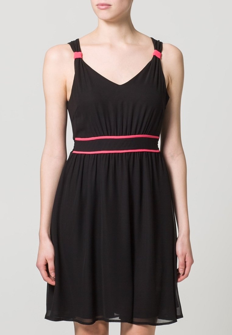 Robe noire sans manches avec décolleté en V, corsage froncé, bretelles accent rose et ceinture assortie, présentant une jupe fluide à la texture légère.