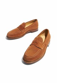 Bruine suede loafers met een penny-slotband, ronde neus, contrasterende stiksels en een lage gestapelde hak. Glad interieur.