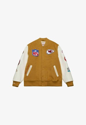 Braune und weiße Collegejacke mit NFL- und Kansas City Chiefs-Abzeichen auf Vorderseite und Ärmeln, Knopfleiste und zwei Fronttaschen.
