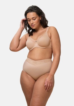 Beige bh en set van hoogoplopende slip. Glad materiaal met een subtiele glans, gebogen cups, verstelbare bandjes en een brede tailleband.