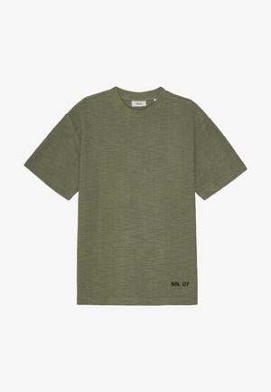T-shirt vert olive à manches courtes avec un motif texturé et un col rond. Présente un détail brodé "NN. 07" sur le bas à l'avant.