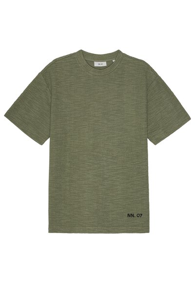 Olivenfarvet T-shirt med korte ærmer og en struktureret mønster samt en rund halsudskæring. Har en broderet "NN. 07" detalje på den nederste front.