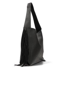 Bolso de hombro negro de cuero con una textura suave, forma cónica y largos flecos a un lado. Cuenta con una única correa ancha para un fácil transporte.