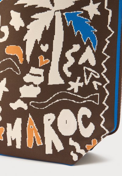 Πολύχρωμη καφέ υφασμάτινη τσάντα με αφηρημένα σχέδια σε λευκό, μπλε και πορτοκαλί, που περιλαμβάνουν φοίνικες και παιχνιδιάρικα μοτίβα.