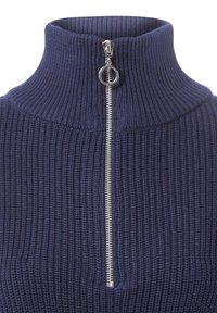 Granatowy sweter z golfem o żebrowanym wzorze z pół-zamkiem z przodu i srebrnym suwakiem, z gęstym, fakturowanym wzorem dzianiny.