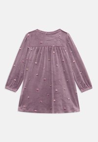 Lila Samtkleid mit langen Ärmeln, ausgestattet mit mehrfarbiger Blumenstickerei und einem gerafften Taillenbund für eine bequeme Passform.