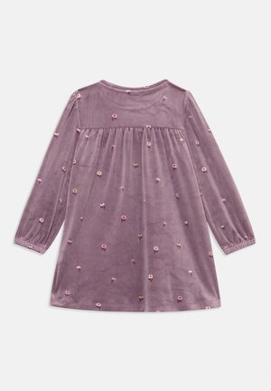 Lila sammetsklänning med långa ärmar, prydd med flerfärgad blomsterbroderi och en rynkad midja för en avslappnad passform.