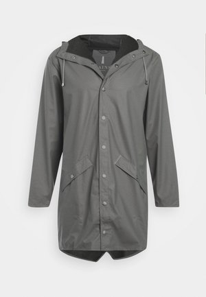 Long imperméable gris avec boutons-pression à l'avant, deux poches à rabat inclinées, une capuche avec cordons et un ourlet légèrement arrondi.