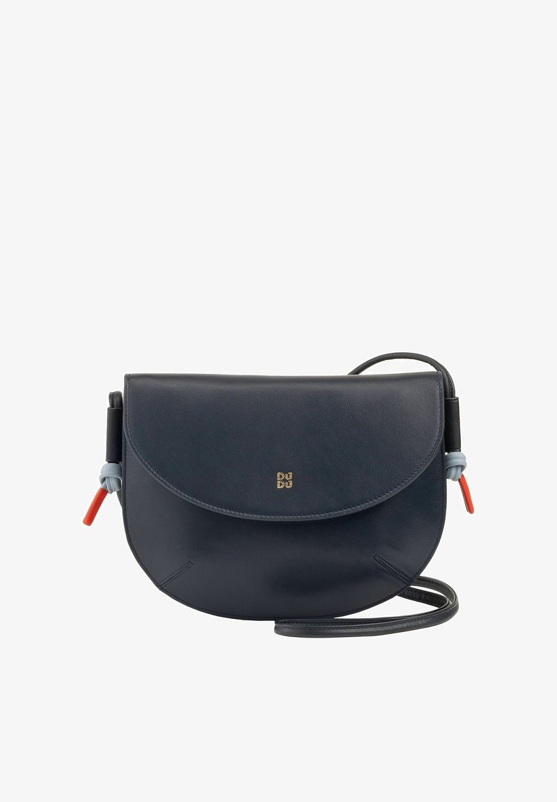 Borsa a tracolla in pelle blu navy con pattina arrotondata, cuciture sottili, logo dorato e una tracolla rimovibile con dettagli colorati.