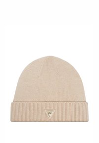 Berretto beanie beige in maglia con polsino a coste, caratterizzato da un piccolo logo triangolare metallico sulla parte anteriore. Texture liscia, design semplice.