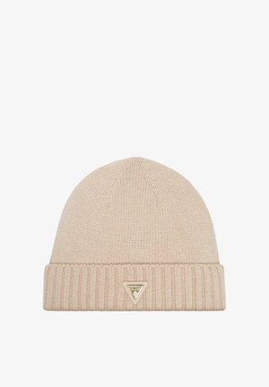 Berretto beanie beige in maglia con polsino a coste, caratterizzato da un piccolo logo triangolare metallico sulla parte anteriore. Texture liscia, design semplice.