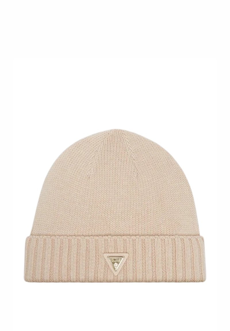 Berretto beanie beige in maglia con polsino a coste, caratterizzato da un piccolo logo triangolare metallico sulla parte anteriore. Texture liscia, design semplice.