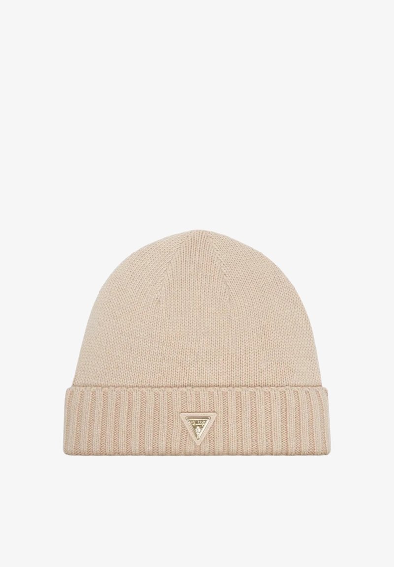 Berretto beanie beige in maglia con polsino a coste, caratterizzato da un piccolo logo triangolare metallico sulla parte anteriore. Texture liscia, design semplice.