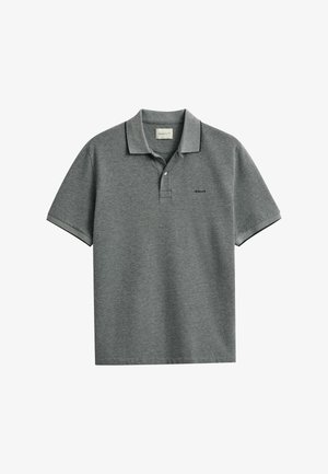 Polo gris à manches courtes avec col, deux boutons et petit logo "GANT" sur le côté gauche de la poitrine.