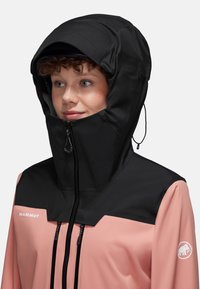 Kapuzejacke mit einem schwarzen oberen Bereich und einem rosa unteren Bereich. Verfügt über einen hohen Kragen, einen Reißverschluss an der Vorderseite und ein Mammut-Logo am Ärmel.