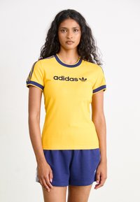 adidas Originals GRAPHIC BADGE SLIM 3-STRIPES - Triko s potiskem - crew yellow