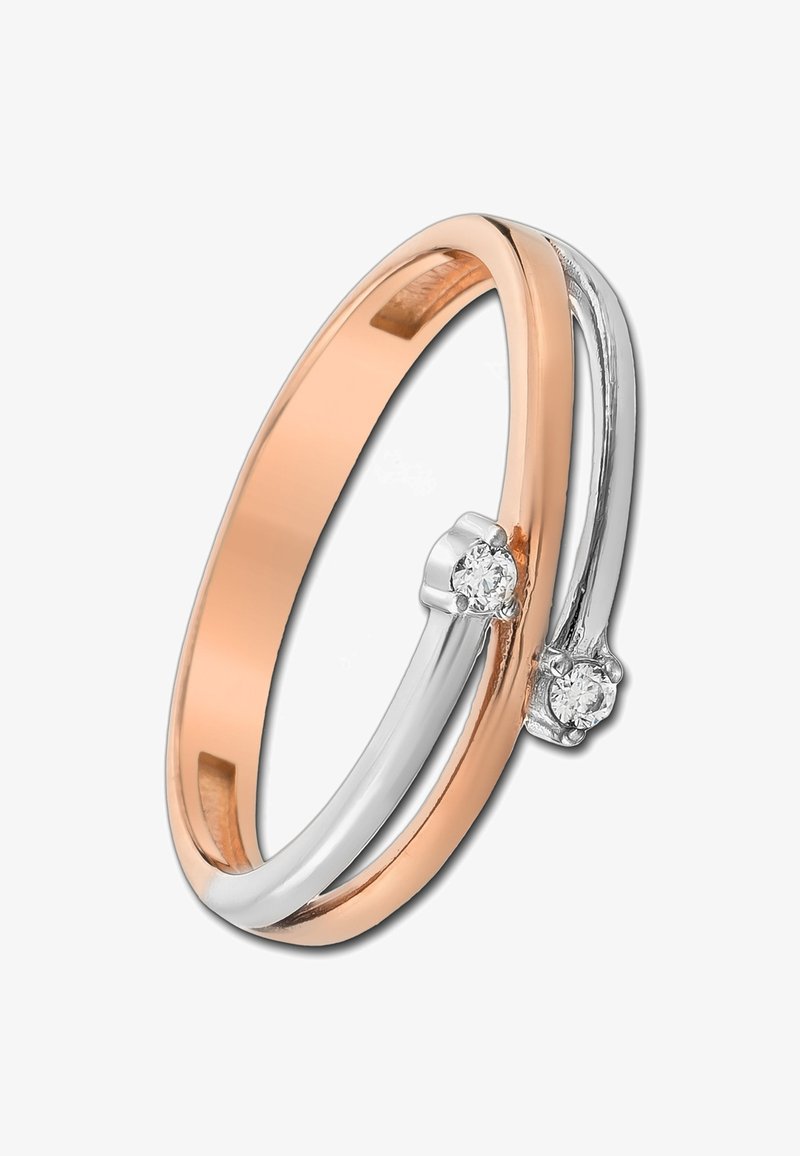 Bague ouverte bicolore avec un anneau extérieur en or rose et un anneau intérieur en argent, chaque extrémité sertie d'un petit diamant rond.