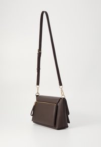 Brązowa skórzana torba na ramię o fakturowanej powierzchni, złote akcenty, przednia kieszeń na zamek oraz regulowany pasek. Prostokątny kształt.