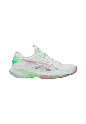 Witte sportschoen met lichtroze en groene accenten, dempende zool en vetersluiting, zijaanzicht op een witte achtergrond.