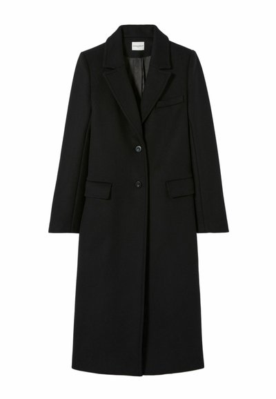 Cappotto di lana nero con silhouette dritta, chiusura a due bottoni, rever a punta e tasche laterali. Presenta un rivestimento interno liscio.