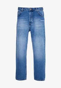 Blå urtvättade raka jeans med framfickor, bälteshällor, knäppning och vit "PEGADOR"-logotyp på högra höften.