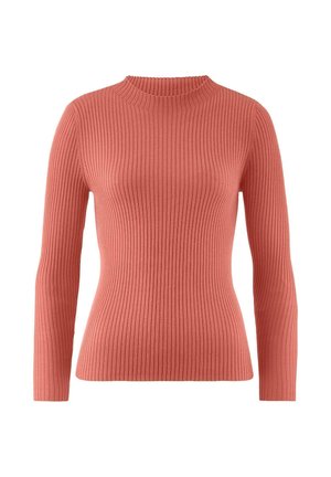 Langarm ribgebreide trui in gedempt koraal met een aansluitend silhouet en een hoge ronde hals.