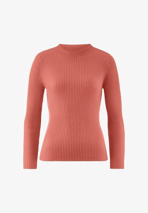 Langarm ribgebreide trui in gedempt koraal met een aansluitend silhouet en een hoge ronde hals.