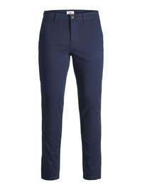 Chinos azul marino de corte slim, fabricados en suave tela de algodón. Cuenta con un único botón frontal y presillas estándar para cinturón.
